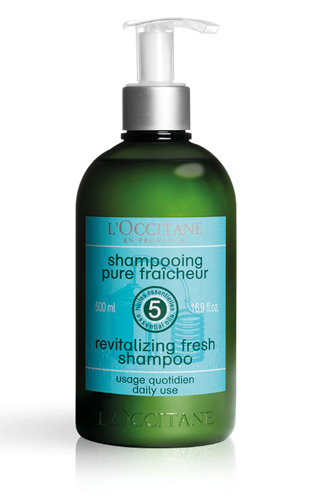 Шампунь «Аромакология. Живительная свежесть», L'Occitane Ультрасвежая формула с очищающими эфирными маслами перечной мяты, грейпфрута и тимьяна освежает и бережно очищает волосы. Шампунь без силиконов и идеально подходит для ежедневного применения.