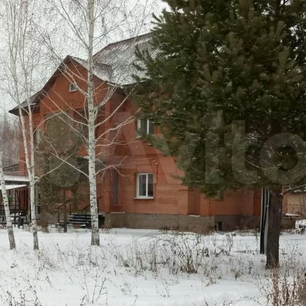 Классический кирпичный коттедж - без изысков, зато надежно | Источник: Avito.ru