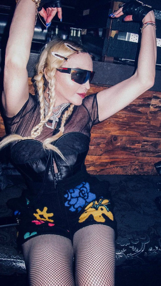 От Мадонны в колготках в сетку до Хайди Клум в наряде туриста: худшие звездные образы недели