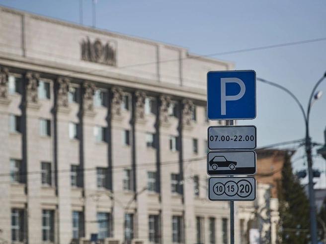 Инфраструктура платных парковок в Новосибирске продолжает развиваться, увеличивая число доступных мест | Источник: Александр Ощепков / NGS.RU