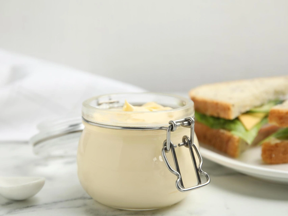 Яблочный майонез: быстрый рецепт заправки на все случаи жизни — и к мясу и для салатов | marieclaire.ru