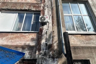 В Рубцовске разрушается стена колледжа