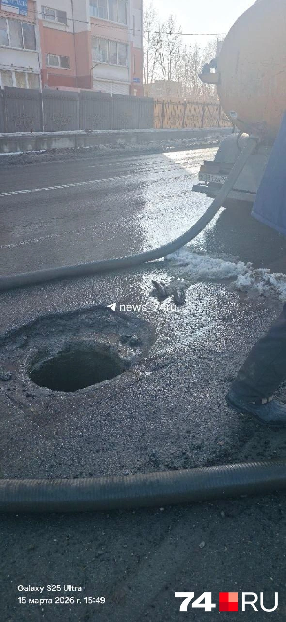 Примерно через два часа после ЧП воду из люка откачали. Водитель обратил внимание, что место выглядит как недоделанный дорожный ремонт | Источник: читатель 74.RU