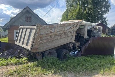 КАМАЗ накрыл легковушку в Вельске