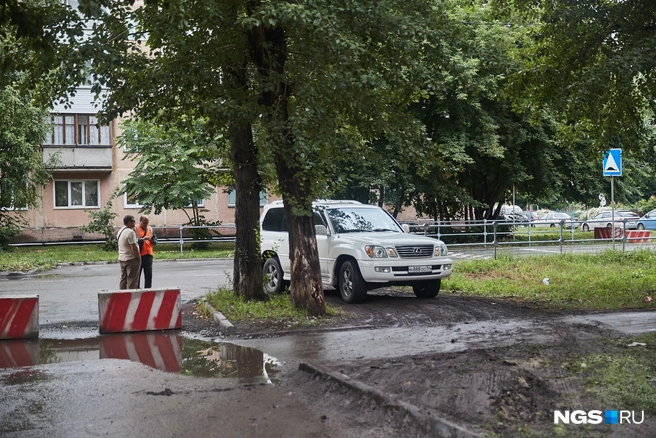 Водитель белого авто тоже выбрал путь по пешеходной зоне | Источник: Александр Ощепков / NGS.RU