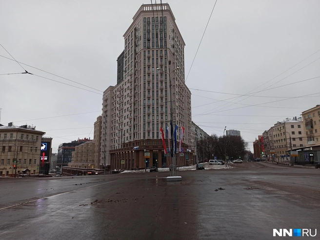 Из-за того, что в город снова вернулось тепло, главные площади выглядят несколько мрачно | Источник: Александр Токарев