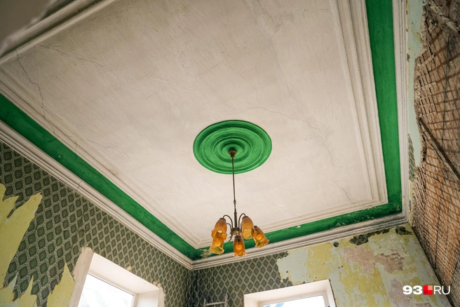 Посмотрев на потолки в квартире, понимаешь, почему пара решила купить ее | Источник: Дарья Паращенко / 93.RU