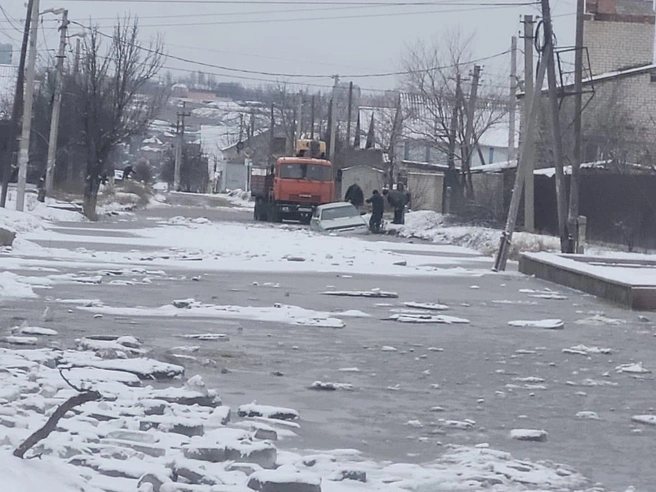 Автомобиль, оказавшийся в ледяной ловушке. | Источник: читатели V1.RU