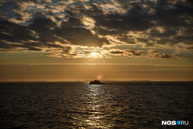 В ответ на вопрос, нравится ли ему рыбалка как процесс, а не как работа, Александр Бойков смеется: вот в море, с яхты он бы порыбачил. Хотя здешние пейзажи в определенном ракурсе легко спутать с морскими | Источник: Александр Ощепков / NGS.ru