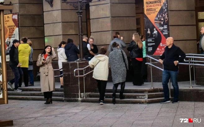 Несмотря на то, что продано больше тысячи билетов, очередей не было. Все спокойно проходили внутрь филармонии | Источник: Павел Красоткин / 72.RU