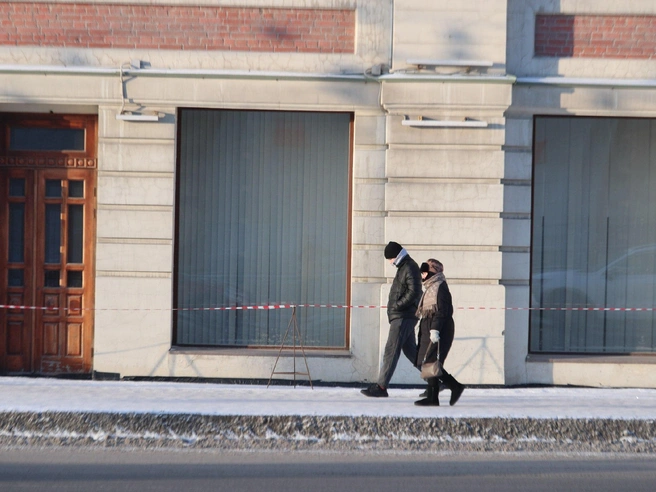 Многие горожане прячут лица в шарфах, чтобы защититься от холода. | Источник: Андрей Бортко / NGS.RU