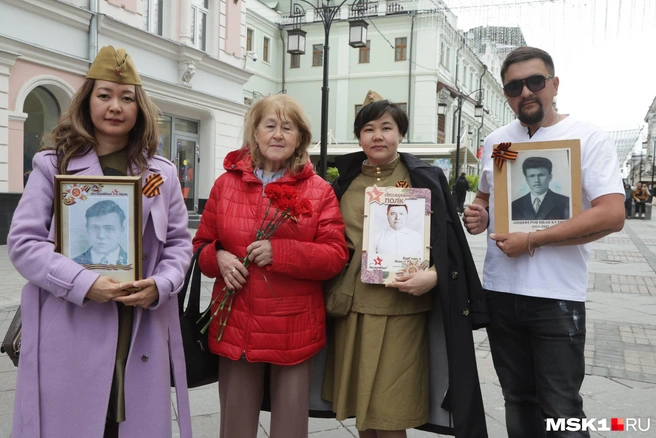 В этом году «Бессмертный полк» прошел онлайн, на улице же люди выходили самостоятельно, не в составе организованного шествия | Источник: Дмитрий Толстошеев / MSK1.RU