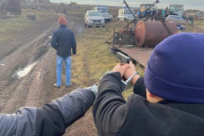 В ходе следственного эксперимента молодые люди показали, как расправились с фермером  | Источник: Управление СК по Челябинской области