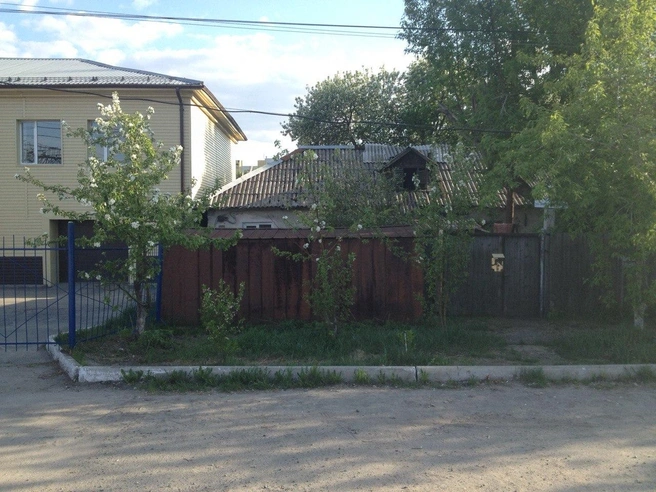В этом доме живут люди, но железнодорожники утверждают, что это — здание мастерских | Источник: из архива семьи Соболевых