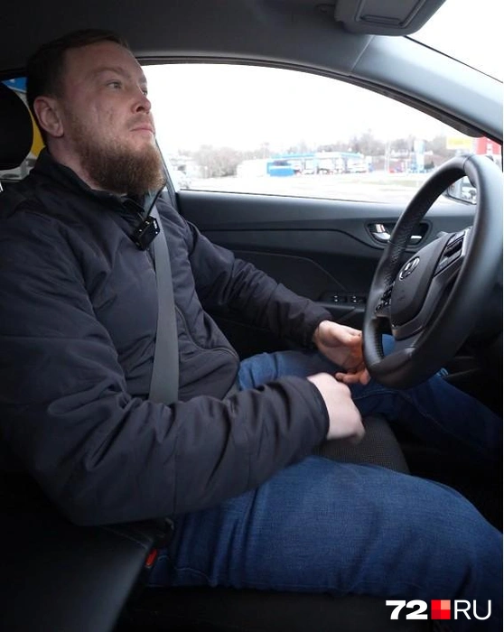 С пассажирами Антон разговаривает как специалист, исключительно в уважительной манере | Источник: Илья Чикотин / 72.RU
