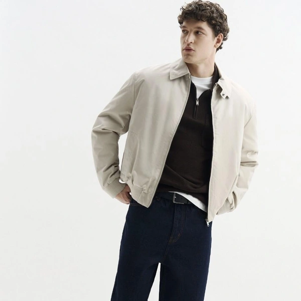 Бомбер&nbsp;— 7200 рублей, альтернатива скучным однотипным мужским курткам | Источник: mademan / Lamoda.ru