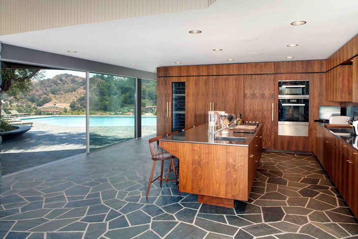 Фронтмен Maroon 5 Адам Левин продает два роскошных дома в Лос-Анжелесе фото [3]
