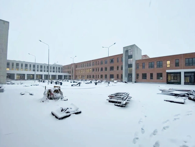 Фото школы, сделанное в январе 2026 года