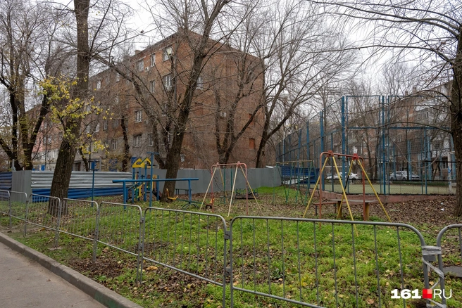 На детскую площадку вход тоже закрыт | Источник: Евгений Вдовин / 161.RU