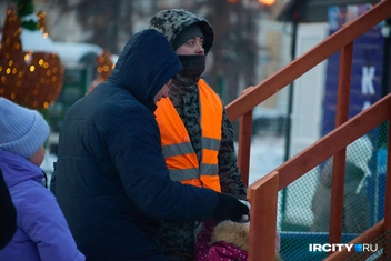 Один распорядитель внизу. Забавно, что даже с самыми маленькими детьми он общался на «вы». | Источник: Даниил Конин / «ИрСити»