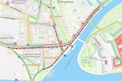 Overturned car paralyzes traffic on Kronsverskaya Embankment