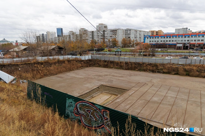 Бетонная площадка пустует с начала лета | Источник: Мария Ленц / NGS24.RU