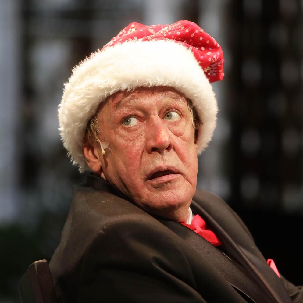 Михаил Ефремов побрился налысо перед премьерой спектакля «Без свидетелей» — видео из гримерки