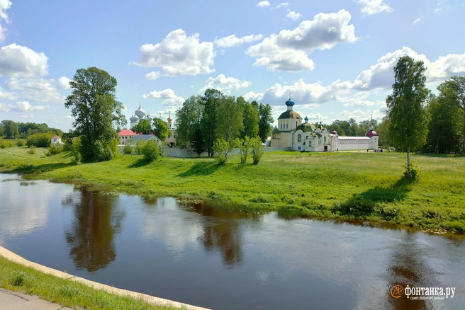 В Тихвине можно будет сыграть свадьбу с видом на Успенский монастырь | Источник: Михаил Огнев / «Фонтанка.ру»