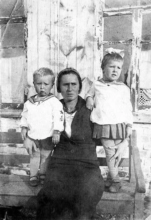 Борис и Людмила Капустины с мамой Анной | Источник: klubogromnoenebo.narod.ru