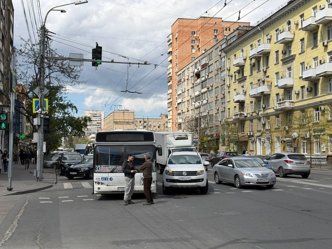 Столкновение произошло прямо на пешеходном переходе  | Источник: Евгений Вдовин / 161.RU