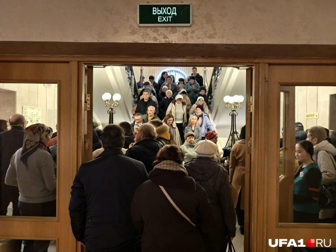 В фойе образовалась очередь из желающих проститься с артистом | Источник: Булат Салихов / UFA1.RU