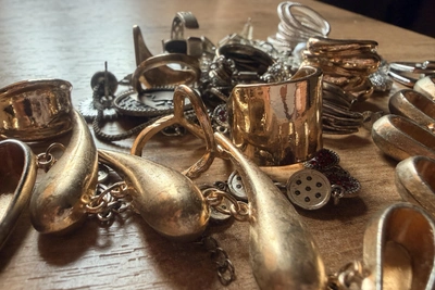 В Сочи осудили контрабандиста за золотые кольца