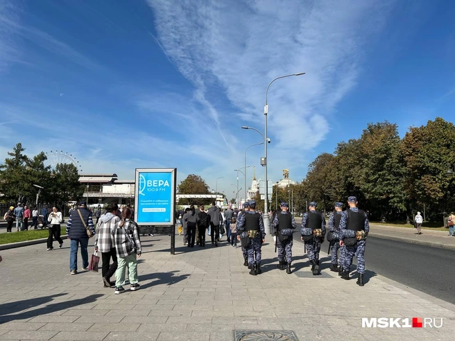 К Главному входу стекались москвичи и силовики | Источник: Римма Багдасарян / MSK1.RU