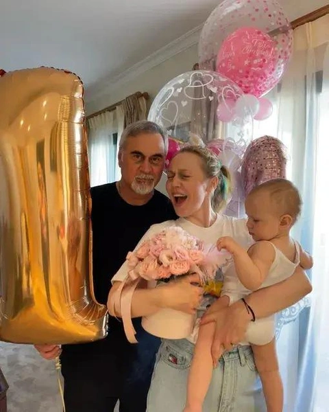 Альбина не раз шутила в соцсетях на тему тяжелых родительских будней