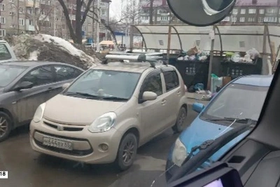 Машину автохама засыпали мусором в Южно-Сахалинске