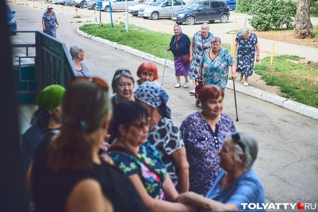 Нарядных бабулечек встречают на крыльце центра | Источник: Роман Данилкин / 63.RU