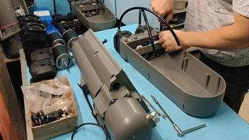 Аппарат собирают вручную | Источник: Дмитрий Пономарев