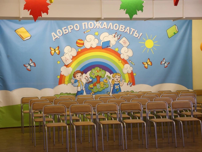 По словам матери, девочка дожидалась окончания праздника, сидя в школьном коридоре. | Источник: Владислав Лоншаков / E1.RU