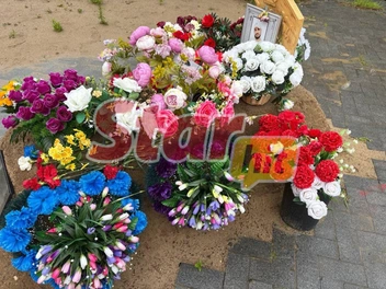 В день на могилу приходят два-три человека