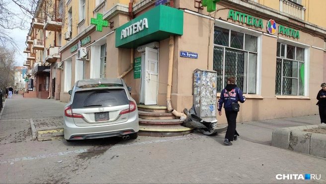 Одну из машин выкинуло в аптеку | Источник: Виктория Тонких / CHITA.RU
