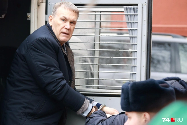 По ступенькам он спускался с видимым трудом и медленно  | Источник: Михаил Шилкин