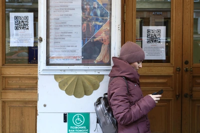 В Екатеринбурге мошенники расклеили ловушки с QR-кодами