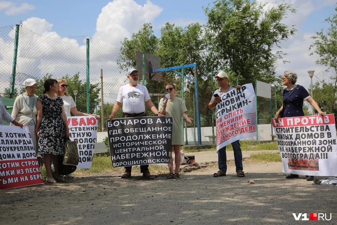 Собравшиеся показывали друг другу плакаты и требовали обещанную губернатором набережную | Источник: Константин Завриков / V1.RU