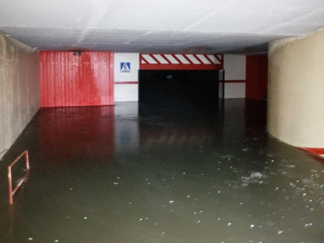 Вода на парковке начала замерзать, образуя ледяную корку | Источник: Андрей Бортко / NGS.RU