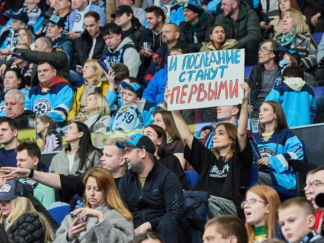 Местные болельщики использовали плакаты для поддержки своей команды. | Источник: Александр Ощепков / NGS.RU