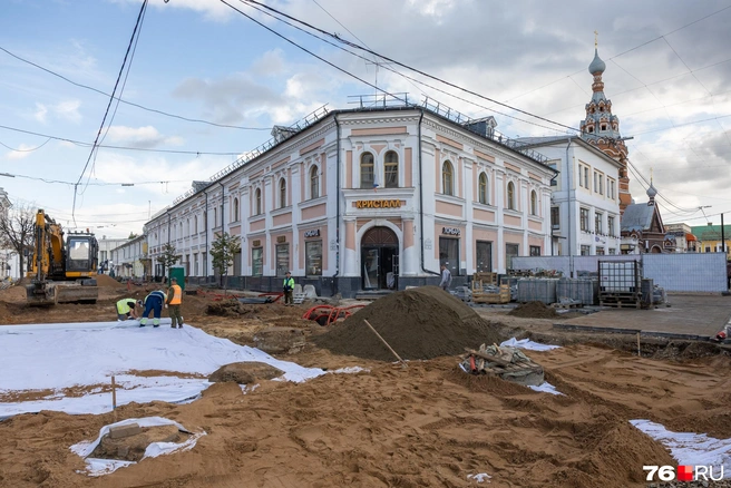 За ограждением — участок уже обновленного депутатского переулка | Источник: Александр Куренной / 76.RU
