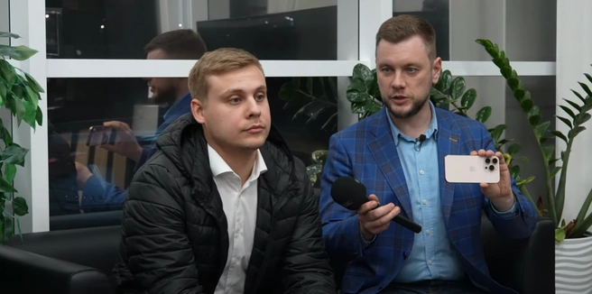 «Директор» салона Максим (слева) и блогер Андрей (справа). Почему в кавычках? Потому что Максим признался, что работает в салоне по доверенности | Источник: Yardrey