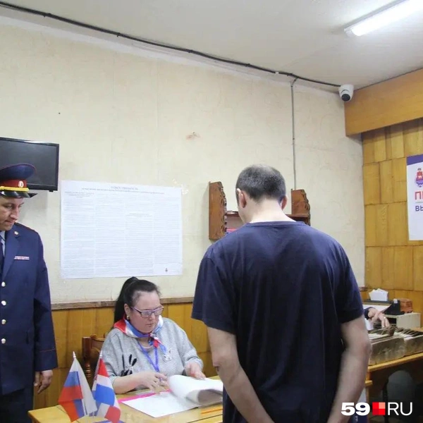 Голосующих приглашали на избирательный участок по одному | Источник: Вероника Свизева / 59.RU