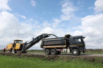Продолжается ремонт трассы в Икрянинском районе