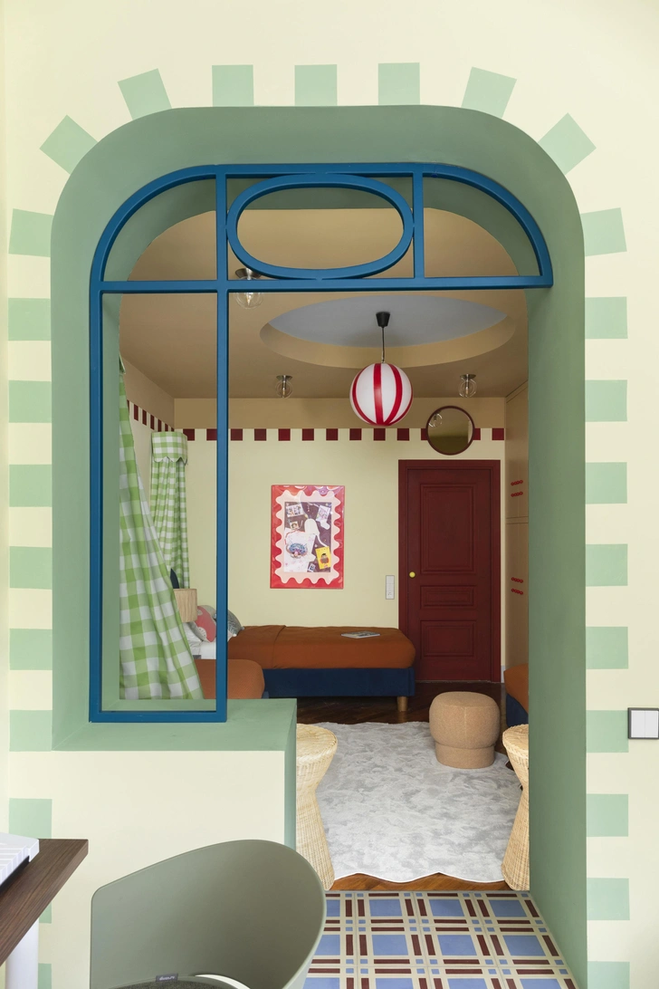 Декоративная перегородка изготовлена по эскизам дизайнера, «Метра». Плитка на полу, Luxemix. | Источник: Константин Малюта. Стиль: Даша Косса